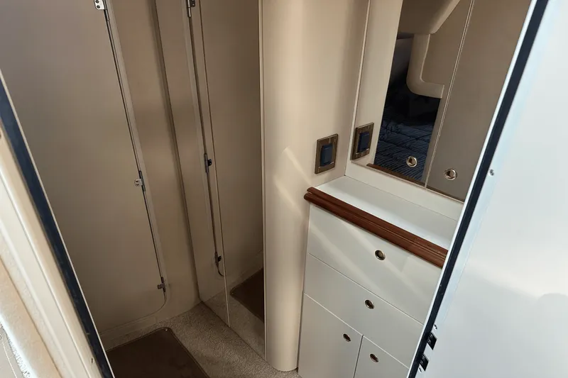 Slide: The Image of Cruisers Yachts 3870 2000 - 16