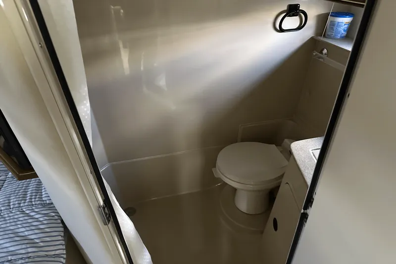 Slide: The Image of Cruisers Yachts 3870 2000 - 18