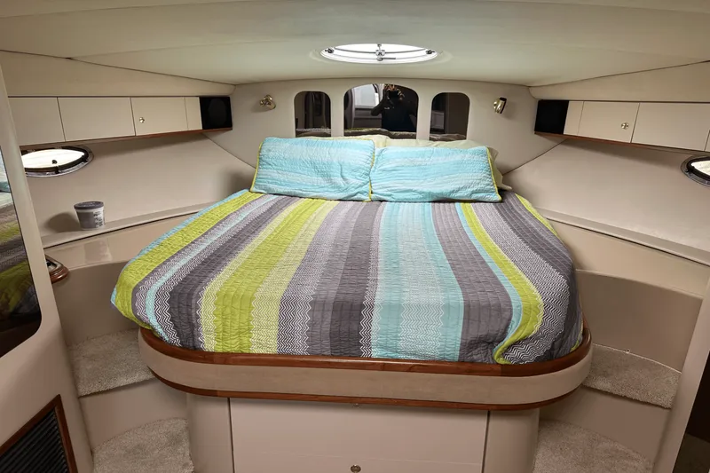 Slide: The Image of Cruisers Yachts 3870 2000 - 27