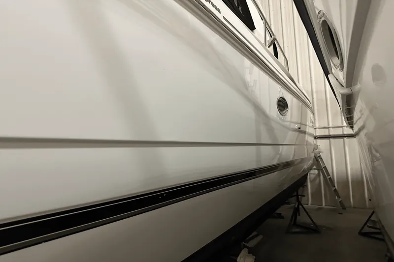 Slide: The Image of Cruisers Yachts 3870 2000 - 40