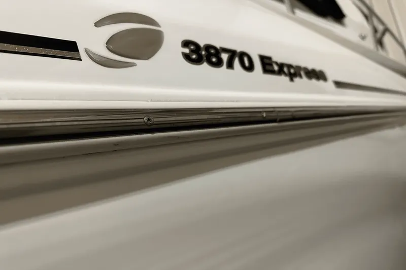 Slide: The Image of Cruisers Yachts 3870 2000 - 41