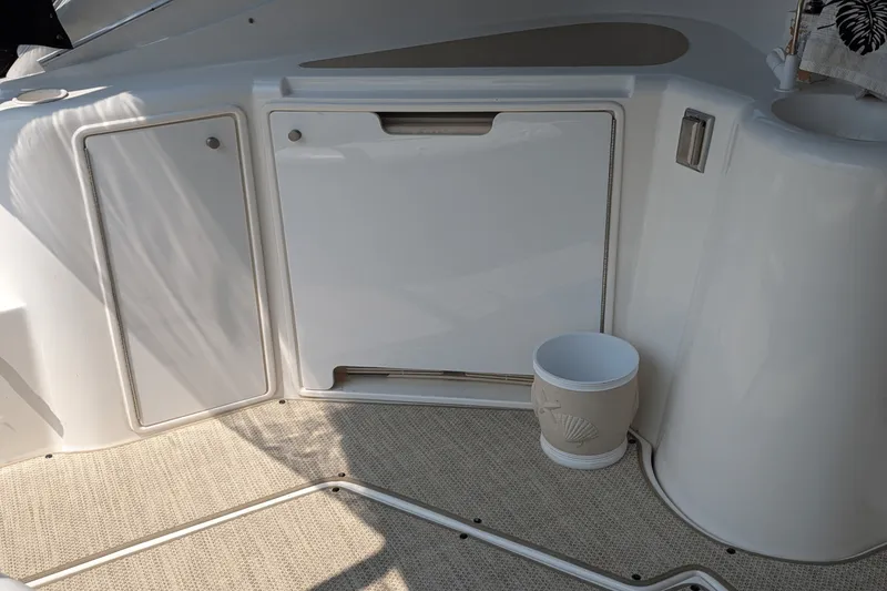 Slide: The Image of Cruisers Yachts 3870 2000 - 60