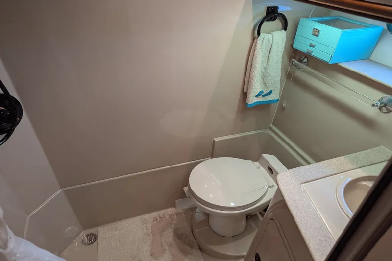 Slide: The Image of Cruisers Yachts 3870 2000 - 62