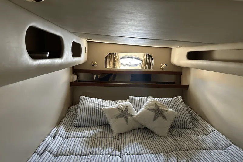 Slide: The Image of Cruisers Yachts 3870 2000 - 8