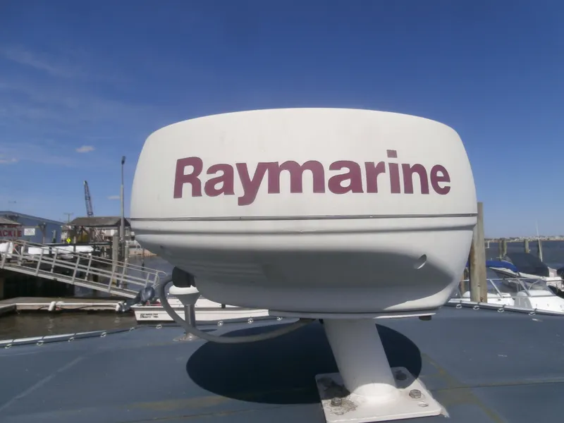 Slide: The Image of Raymarine radar on 2004 Grady-White 22 Fisherman boat, docked under clear blue sky. - 8