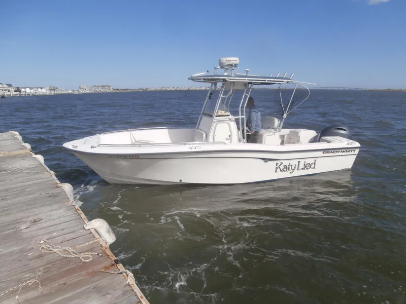 Slide: The Image of 2004 Grady-White 22 FISHERMAN boat docked on calm waters under clear blue sky. - 9