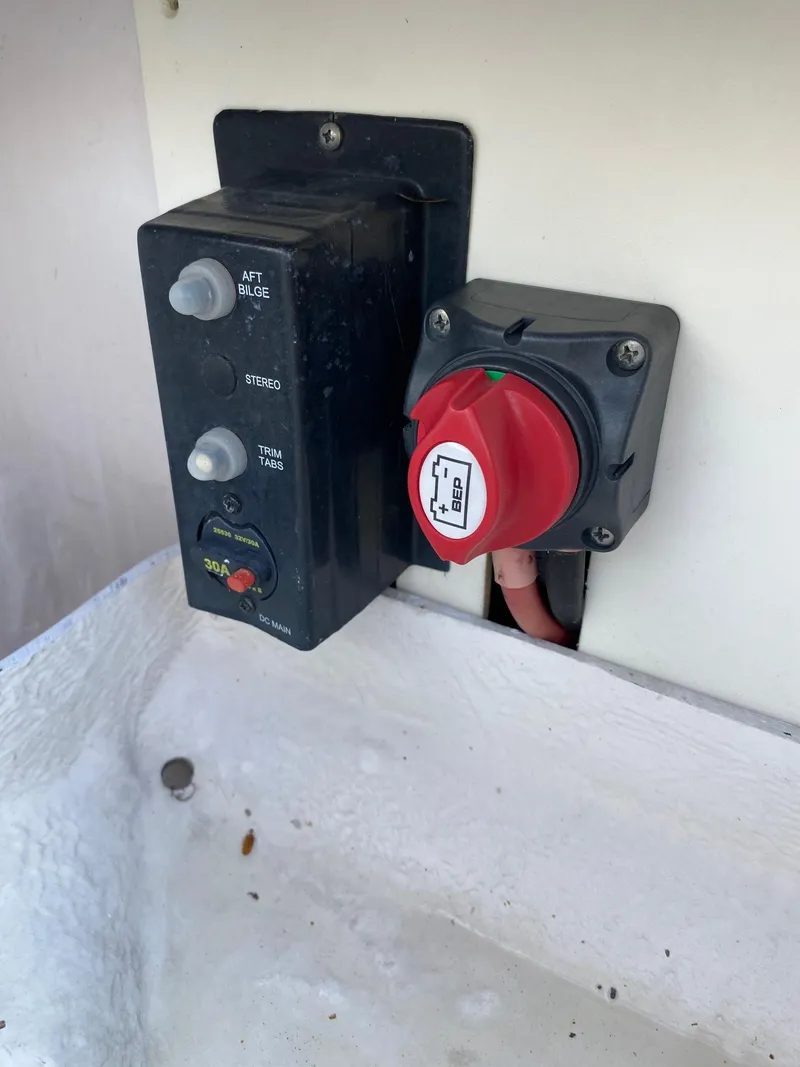 Slide: The Image of Control panel and battery switch on a 2016 Baja 23 Islander boat. - 25