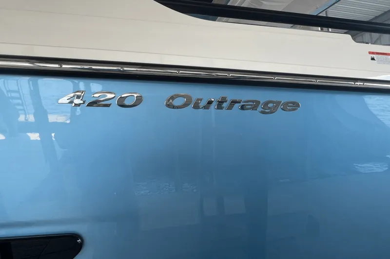 Slide: The Image of Boston Whaler 420 OUTRAGE 2021 - 10