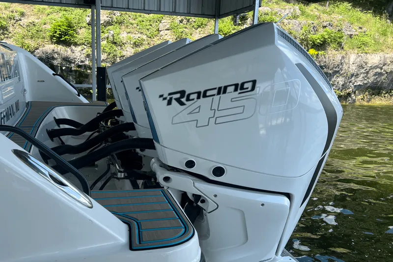 Slide: The Image of Boston Whaler 420 OUTRAGE 2021 - 11