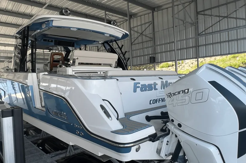 Slide: The Image of Boston Whaler 420 OUTRAGE 2021 - 12