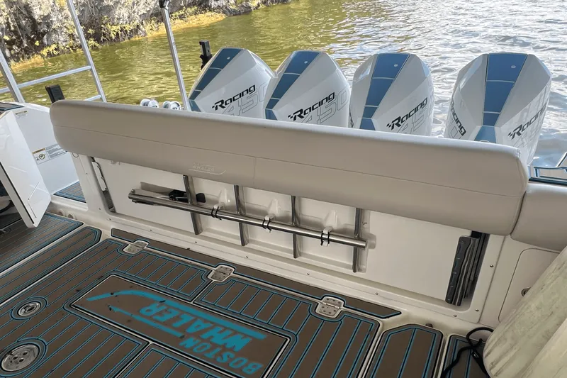 Slide: The Image of Boston Whaler 420 OUTRAGE 2021 - 13