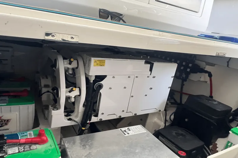 Slide: The Image of Boston Whaler 420 OUTRAGE 2021 - 15