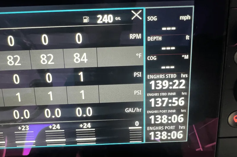 Slide: The Image of Boston Whaler 420 OUTRAGE 2021 - 16