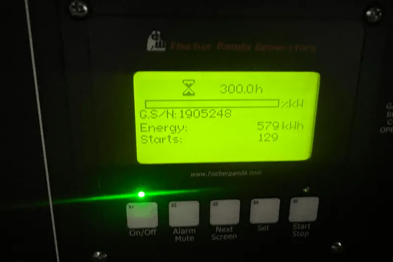 Slide: The Image of Boston Whaler 420 OUTRAGE 2021 - 17