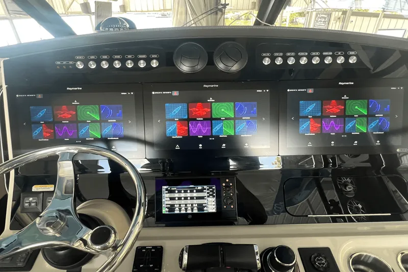 Slide: The Image of Boston Whaler 420 OUTRAGE 2021 - 19