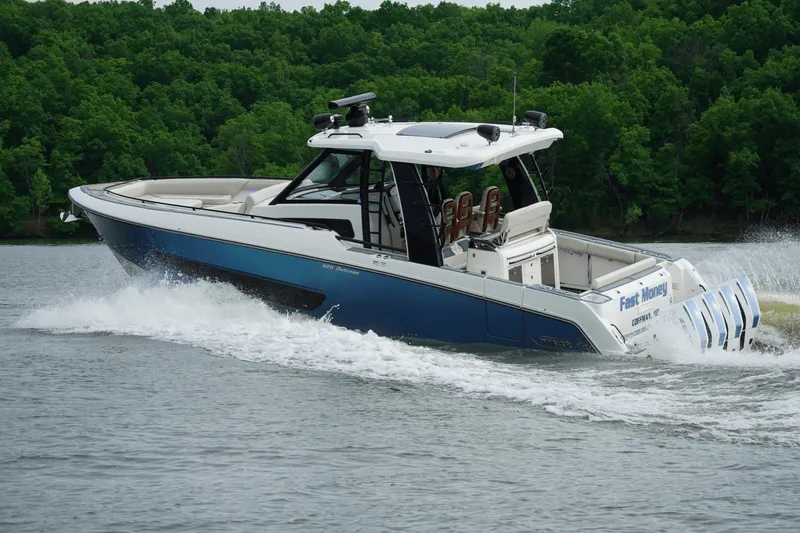 Slide: The Image of Boston Whaler 420 OUTRAGE 2021 - 2