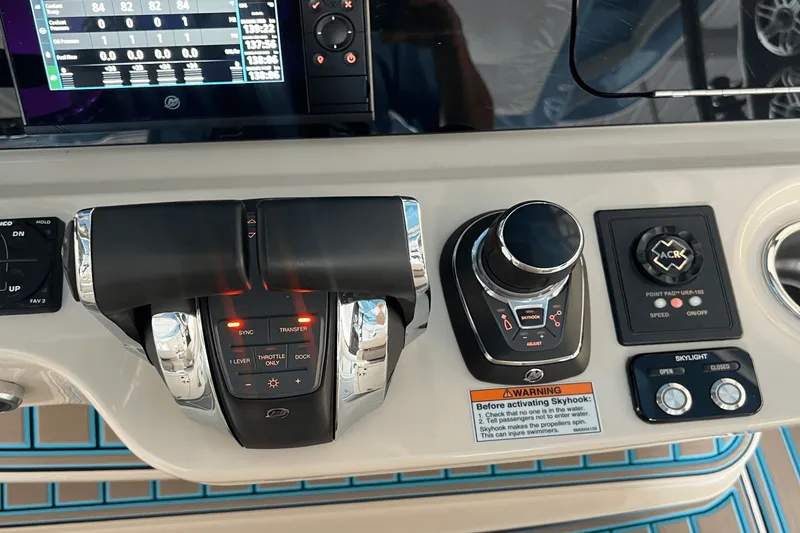 Slide: The Image of Boston Whaler 420 OUTRAGE 2021 - 20