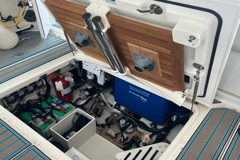 Slide: The Image of Boston Whaler 420 OUTRAGE 2021 - 21