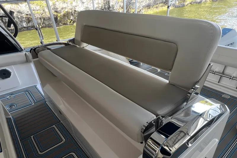 Slide: The Image of Boston Whaler 420 OUTRAGE 2021 - 22
