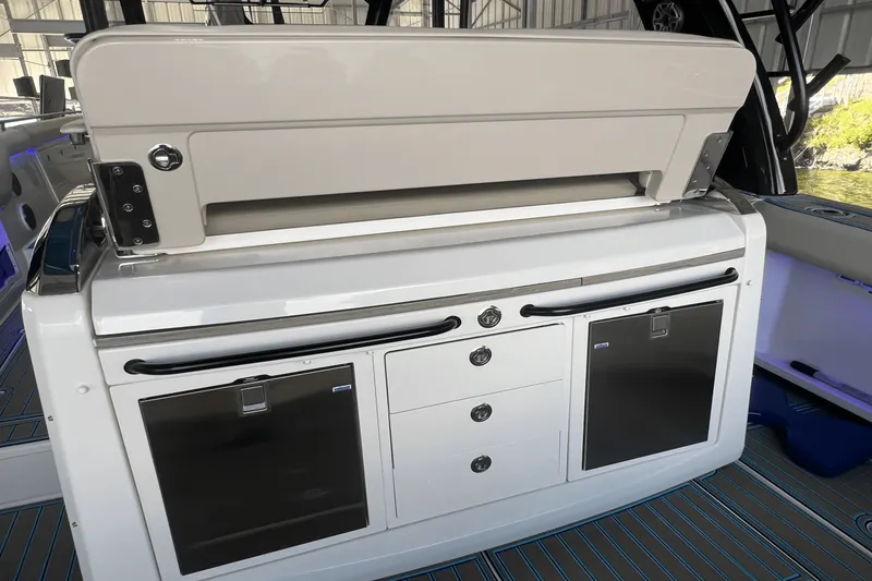 Slide: The Image of Boston Whaler 420 OUTRAGE 2021 - 23