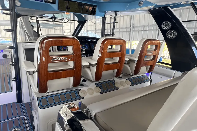 Slide: The Image of Boston Whaler 420 OUTRAGE 2021 - 24