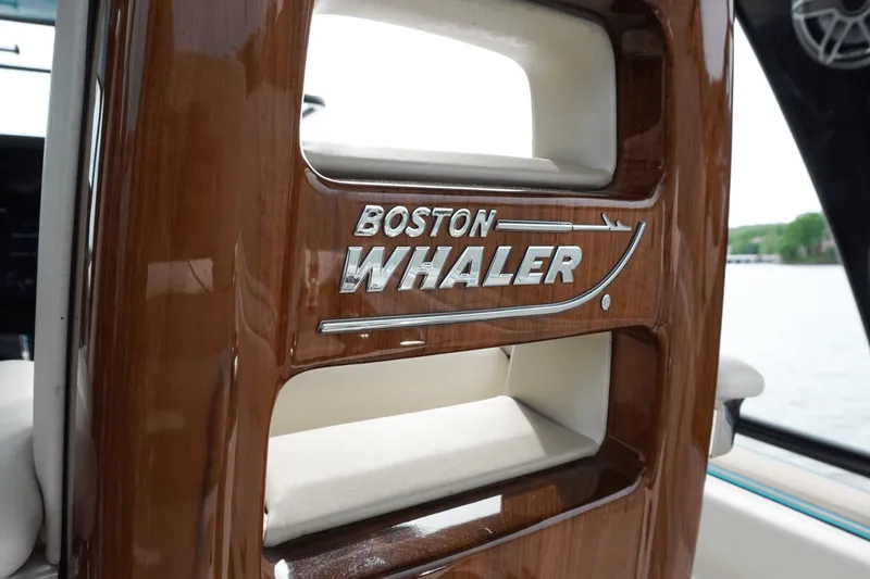 Slide: The Image of Boston Whaler 420 OUTRAGE 2021 - 25