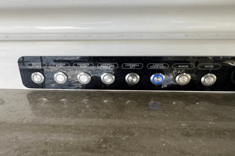 Slide: The Image of Boston Whaler 420 OUTRAGE 2021 - 26