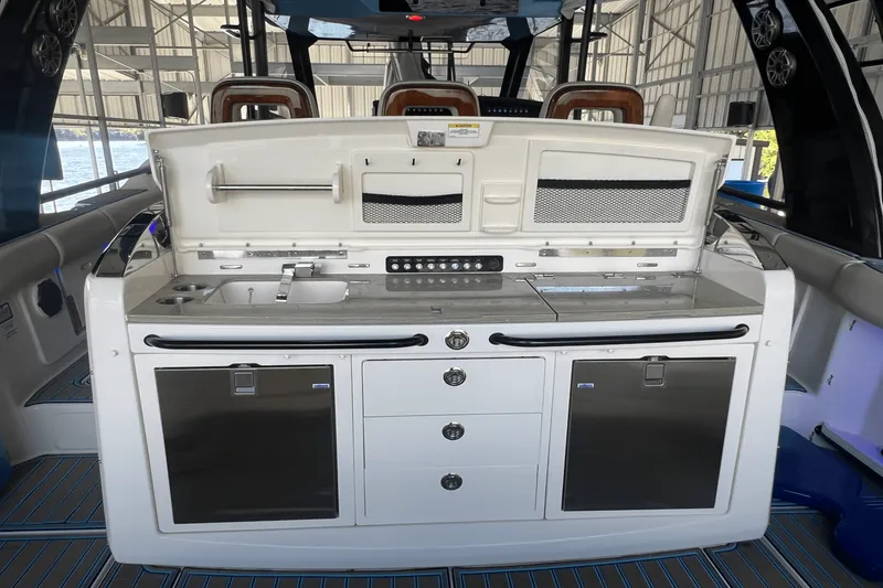 Slide: The Image of Boston Whaler 420 OUTRAGE 2021 - 27