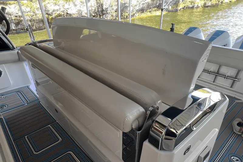Slide: The Image of Boston Whaler 420 OUTRAGE 2021 - 28