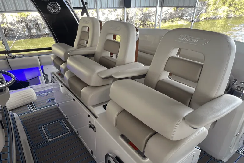 Slide: The Image of Boston Whaler 420 OUTRAGE 2021 - 29