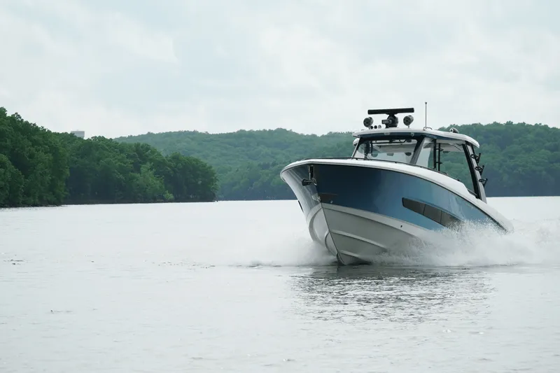 Slide: The Image of Boston Whaler 420 OUTRAGE 2021 - 3