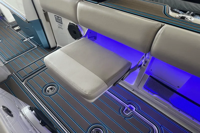 Slide: The Image of Boston Whaler 420 OUTRAGE 2021 - 30