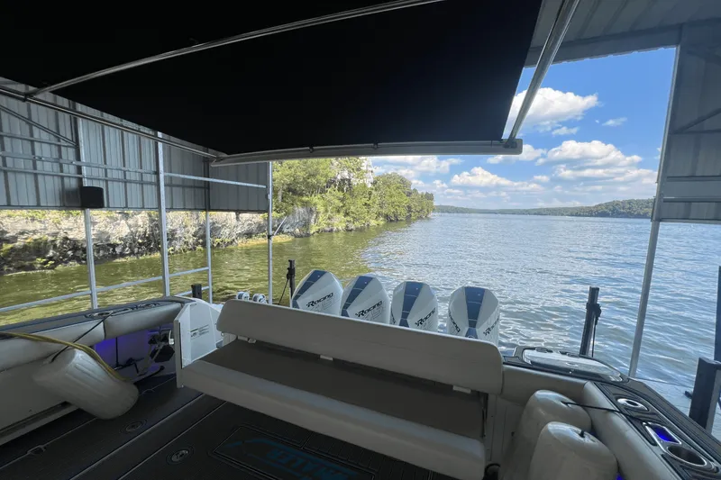 Slide: The Image of Boston Whaler 420 OUTRAGE 2021 - 31