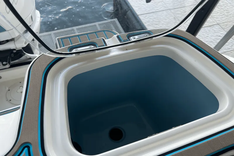 Slide: The Image of Boston Whaler 420 OUTRAGE 2021 - 33