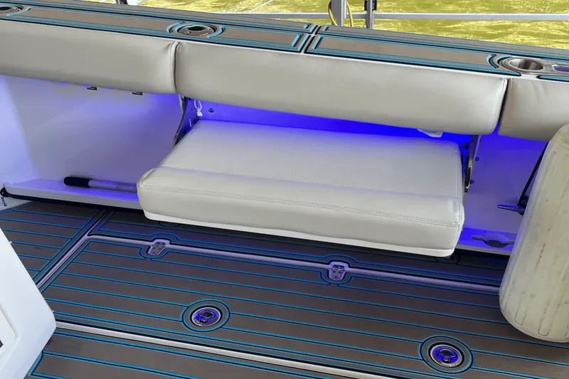 Slide: The Image of Boston Whaler 420 OUTRAGE 2021 - 34