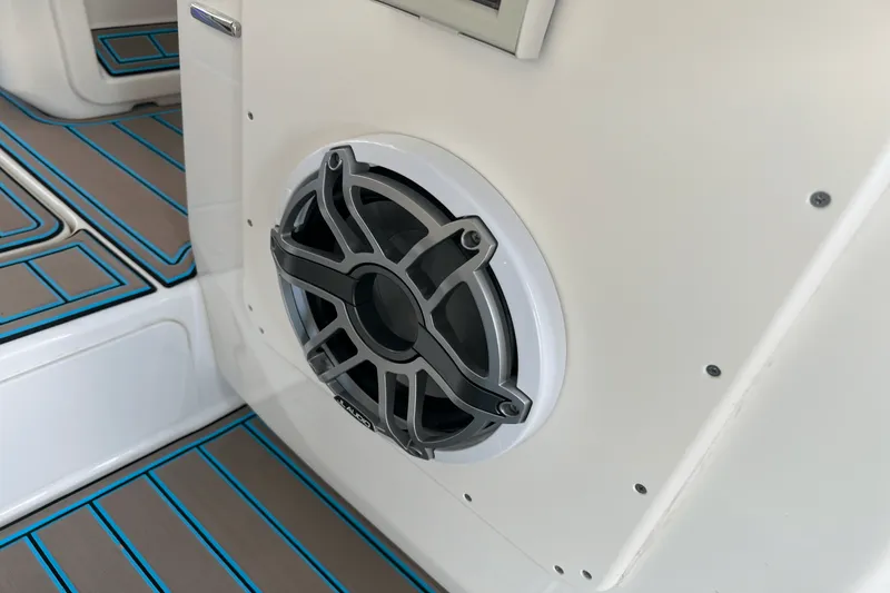 Slide: The Image of Boston Whaler 420 OUTRAGE 2021 - 35