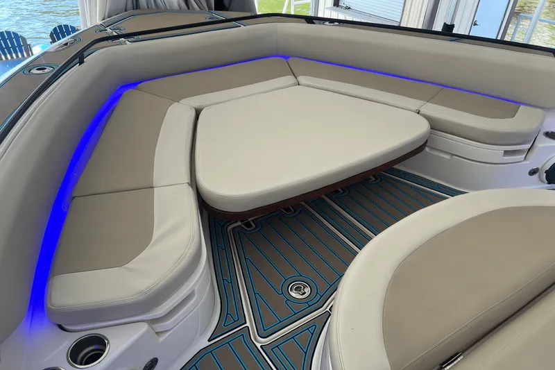 Slide: The Image of Boston Whaler 420 OUTRAGE 2021 - 36