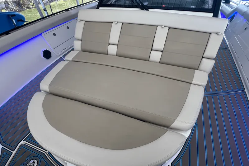 Slide: The Image of Boston Whaler 420 OUTRAGE 2021 - 37