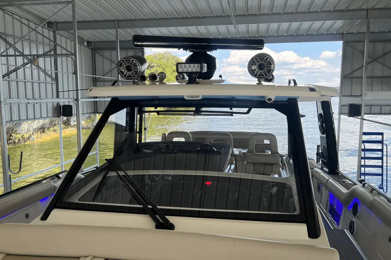 Slide: The Image of Boston Whaler 420 OUTRAGE 2021 - 38