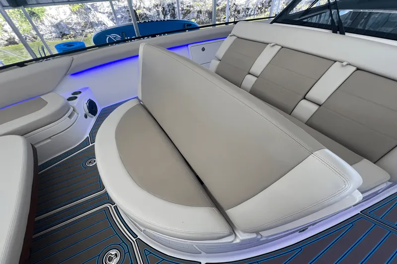 Slide: The Image of Boston Whaler 420 OUTRAGE 2021 - 39