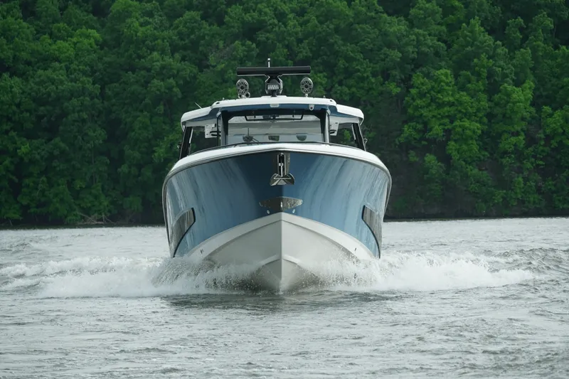 Slide: The Image of Boston Whaler 420 OUTRAGE 2021 - 4