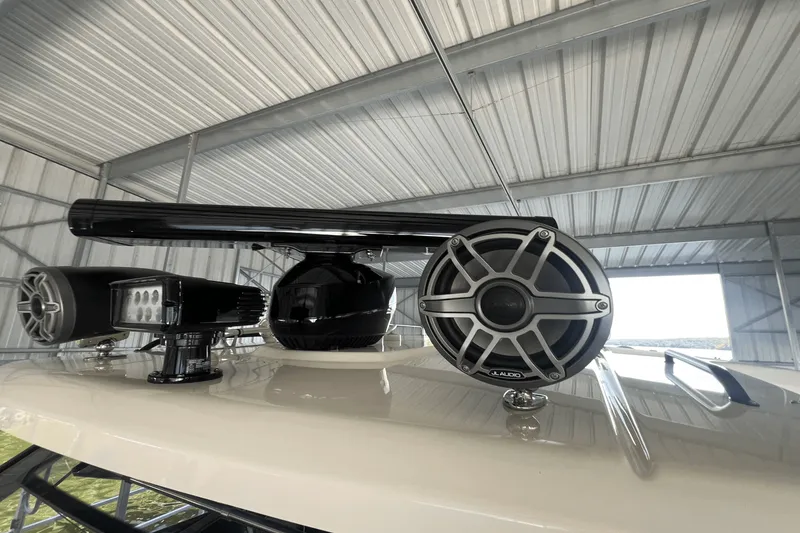 Slide: The Image of Boston Whaler 420 OUTRAGE 2021 - 40