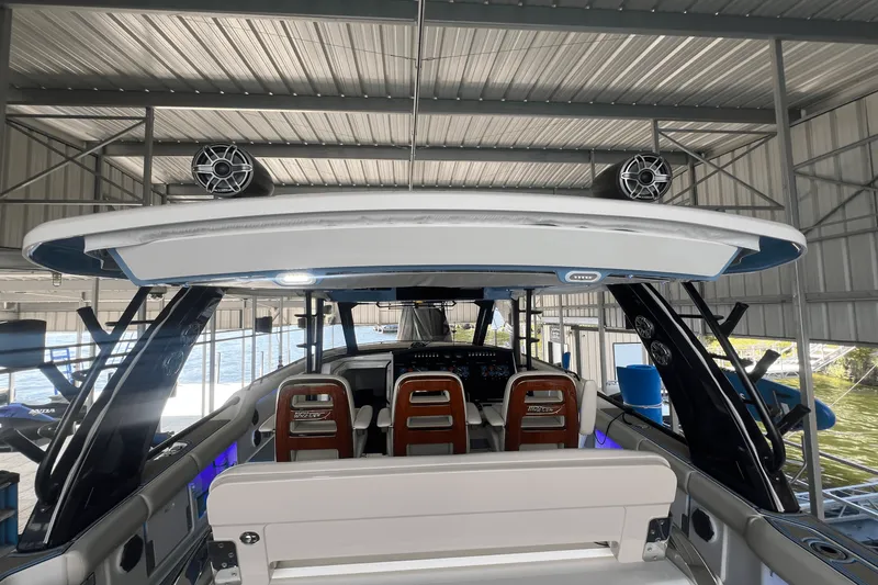 Slide: The Image of Boston Whaler 420 OUTRAGE 2021 - 41