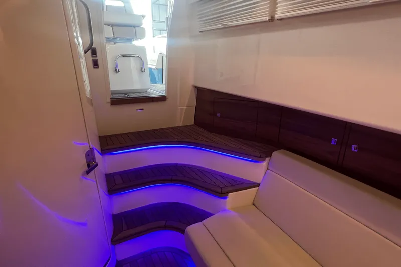 Slide: The Image of Boston Whaler 420 OUTRAGE 2021 - 43