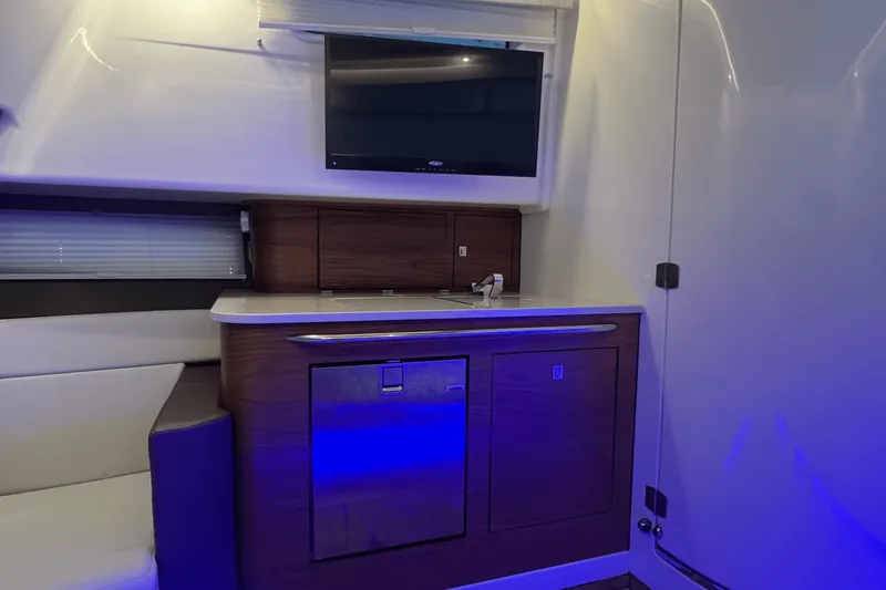 Slide: The Image of Boston Whaler 420 OUTRAGE 2021 - 44