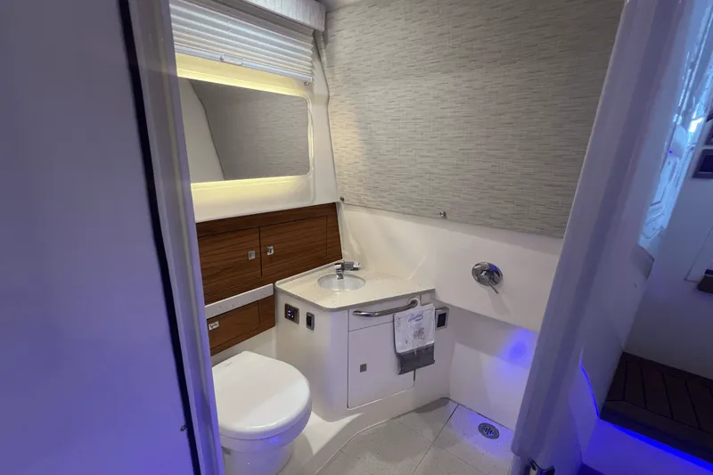 Slide: The Image of Boston Whaler 420 OUTRAGE 2021 - 45