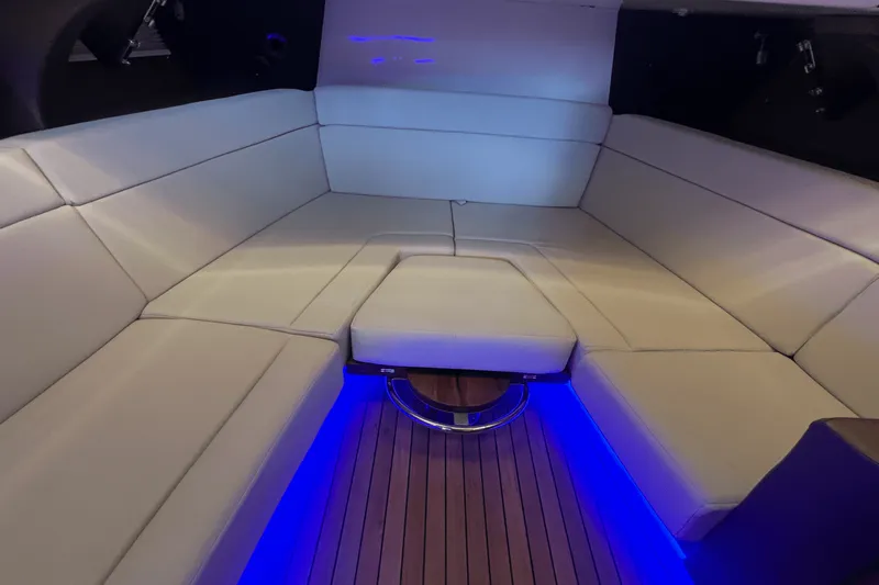 Slide: The Image of Boston Whaler 420 OUTRAGE 2021 - 46