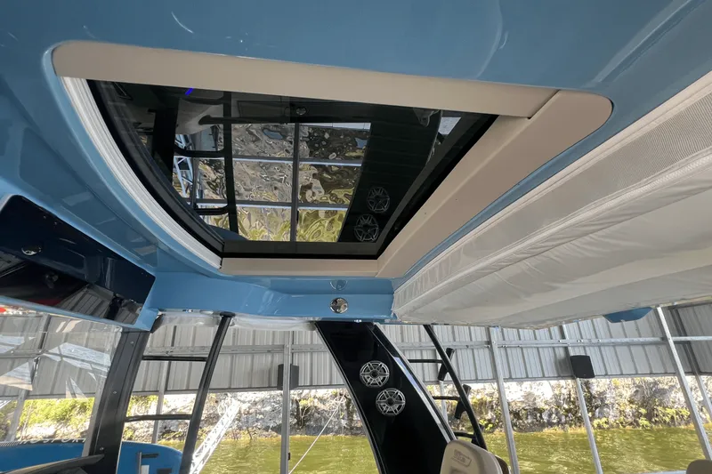 Slide: The Image of Boston Whaler 420 OUTRAGE 2021 - 47