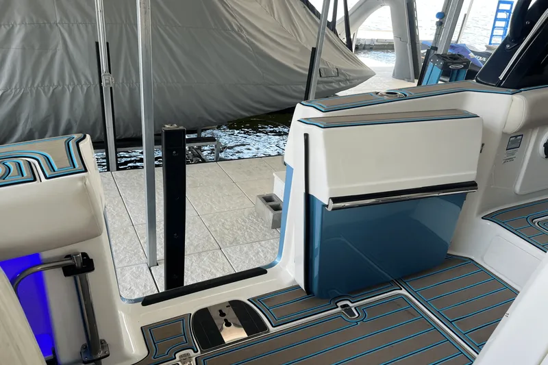 Slide: The Image of Boston Whaler 420 OUTRAGE 2021 - 48