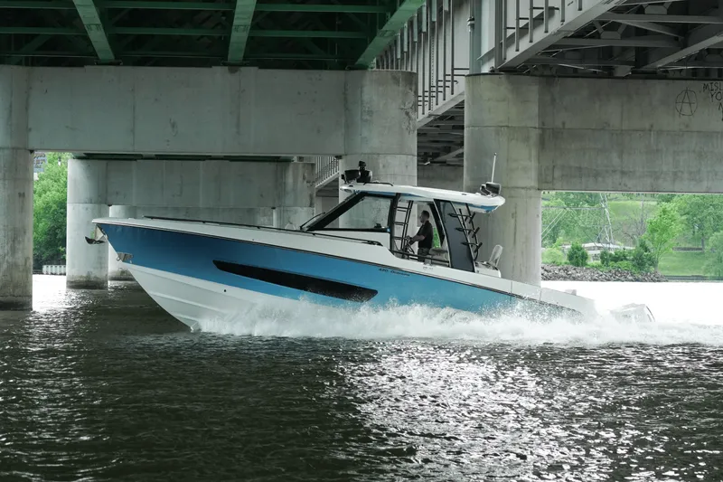 Slide: The Image of Boston Whaler 420 OUTRAGE 2021 - 5